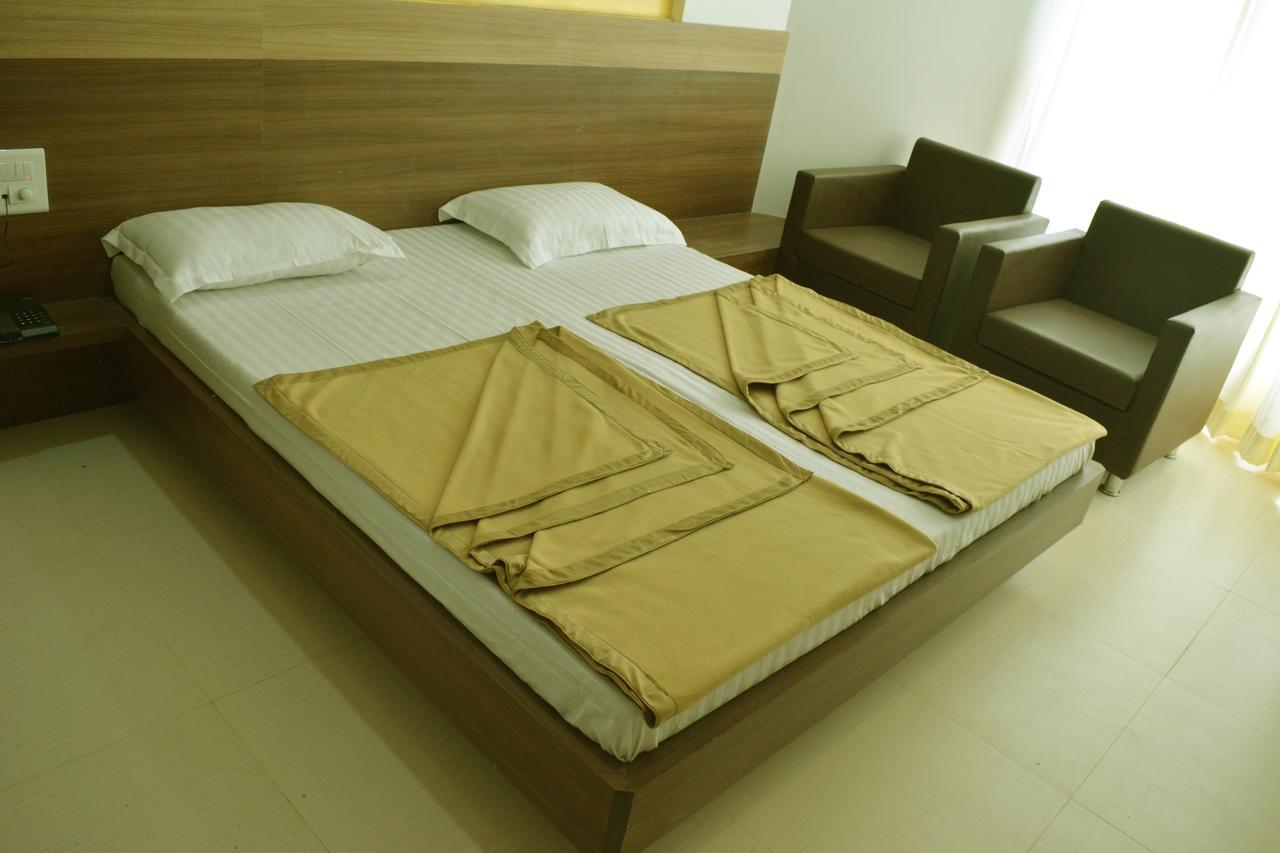 Oyo 10672 Hotel Riviera นาสิก ภายนอก รูปภาพ