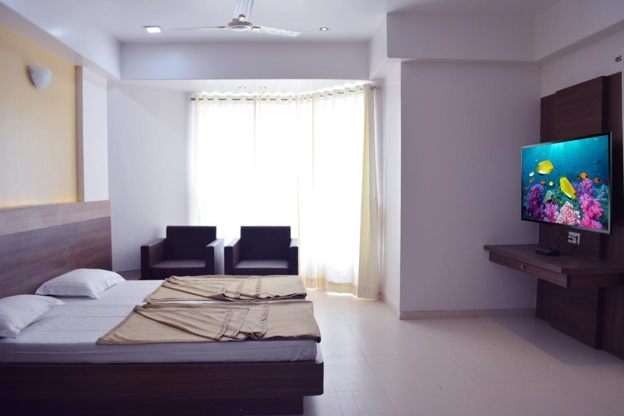 Oyo 10672 Hotel Riviera นาสิก ภายนอก รูปภาพ