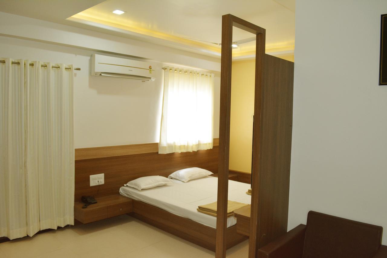 Oyo 10672 Hotel Riviera นาสิก ภายนอก รูปภาพ