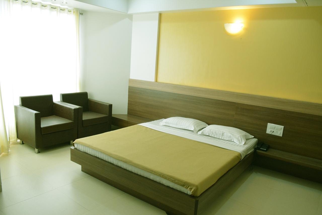 Oyo 10672 Hotel Riviera นาสิก ภายนอก รูปภาพ