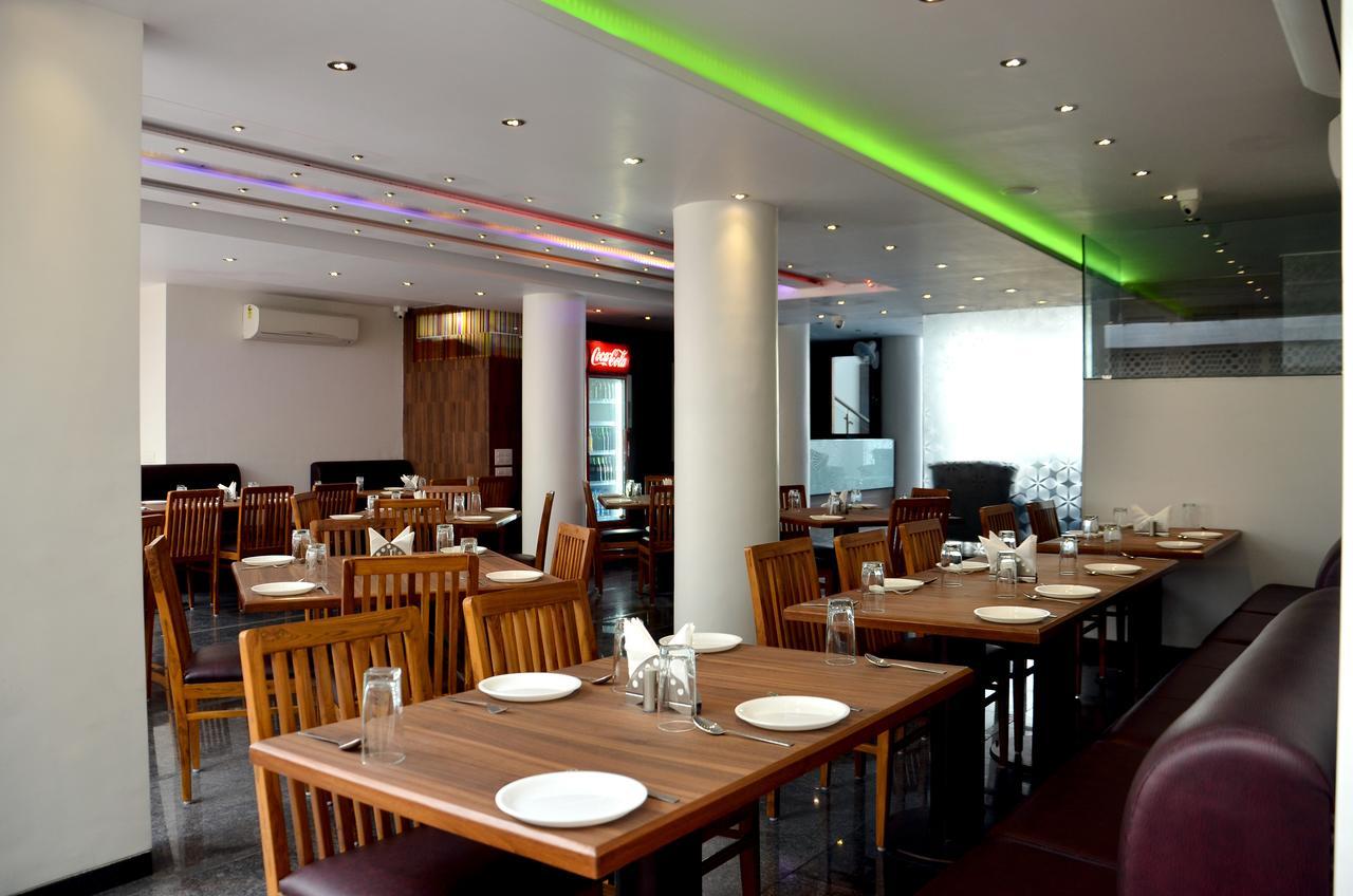 Oyo 10672 Hotel Riviera นาสิก ภายนอก รูปภาพ