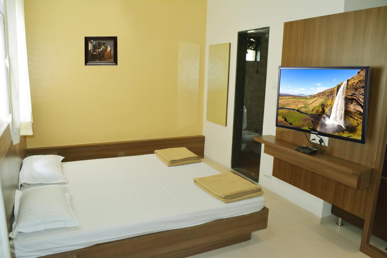Oyo 10672 Hotel Riviera นาสิก ภายนอก รูปภาพ