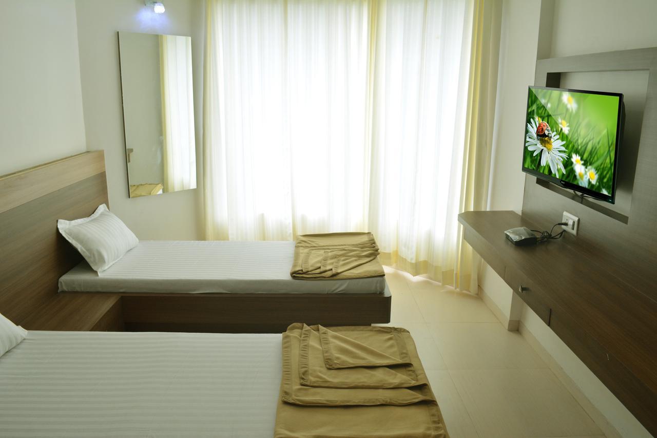 Oyo 10672 Hotel Riviera นาสิก ภายนอก รูปภาพ