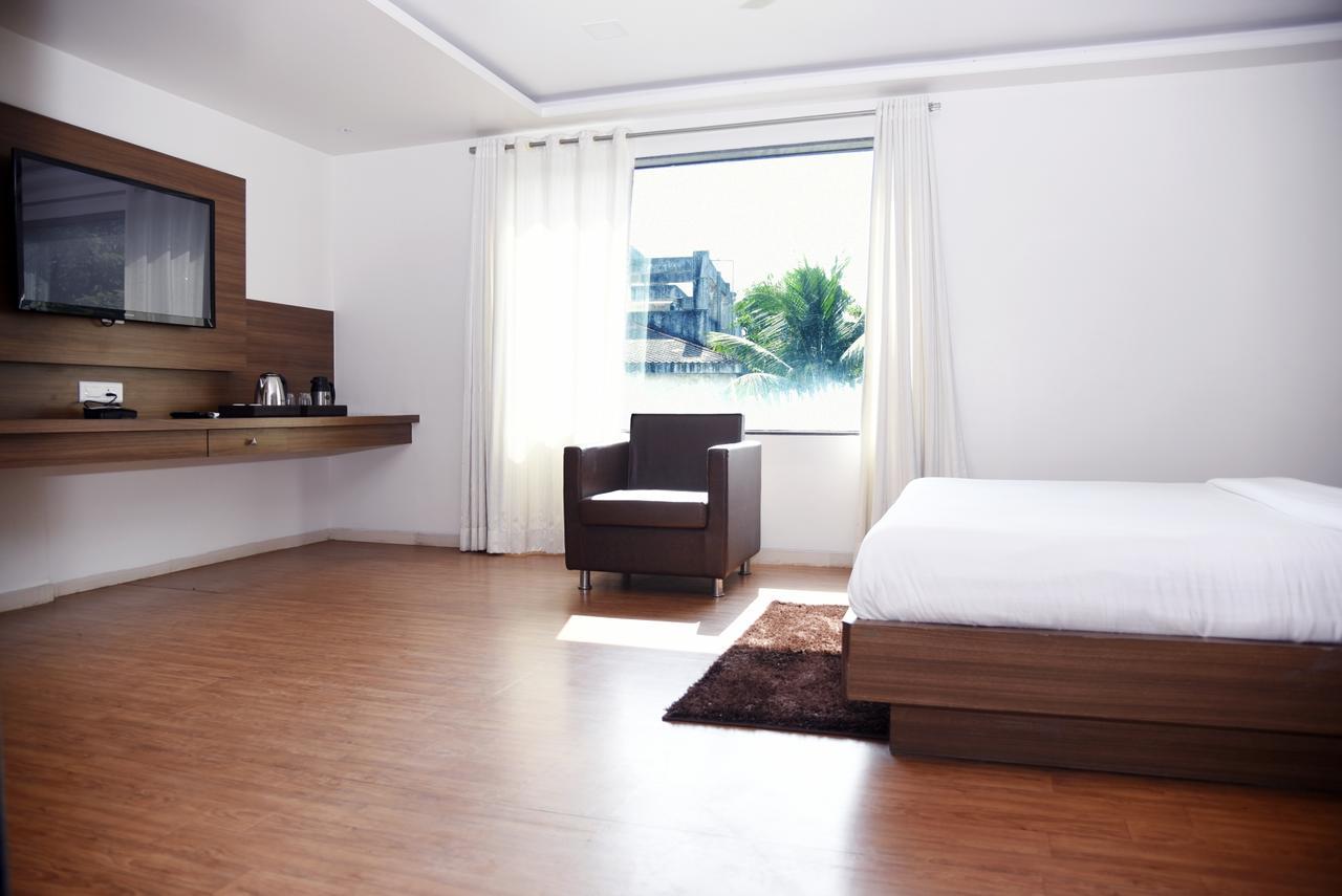 Oyo 10672 Hotel Riviera นาสิก ภายนอก รูปภาพ