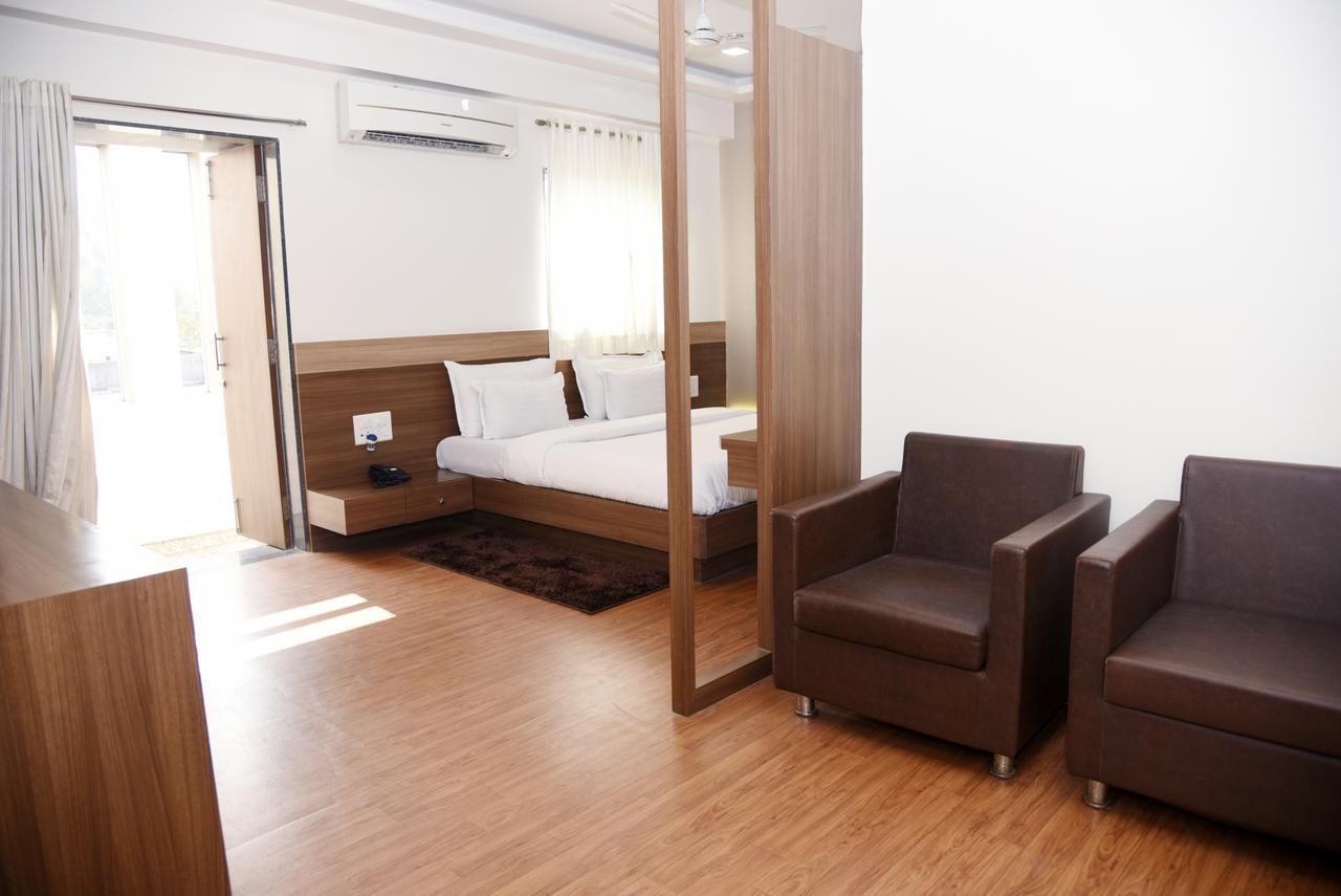 Oyo 10672 Hotel Riviera นาสิก ภายนอก รูปภาพ
