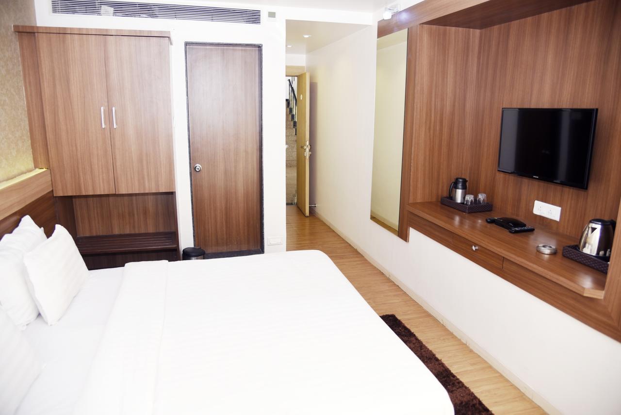 Oyo 10672 Hotel Riviera นาสิก ภายนอก รูปภาพ