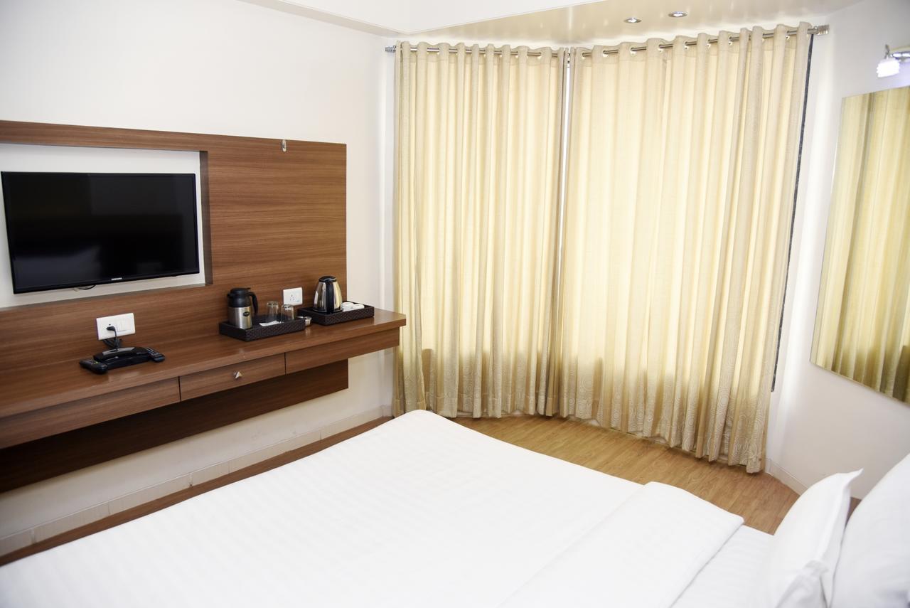 Oyo 10672 Hotel Riviera นาสิก ภายนอก รูปภาพ
