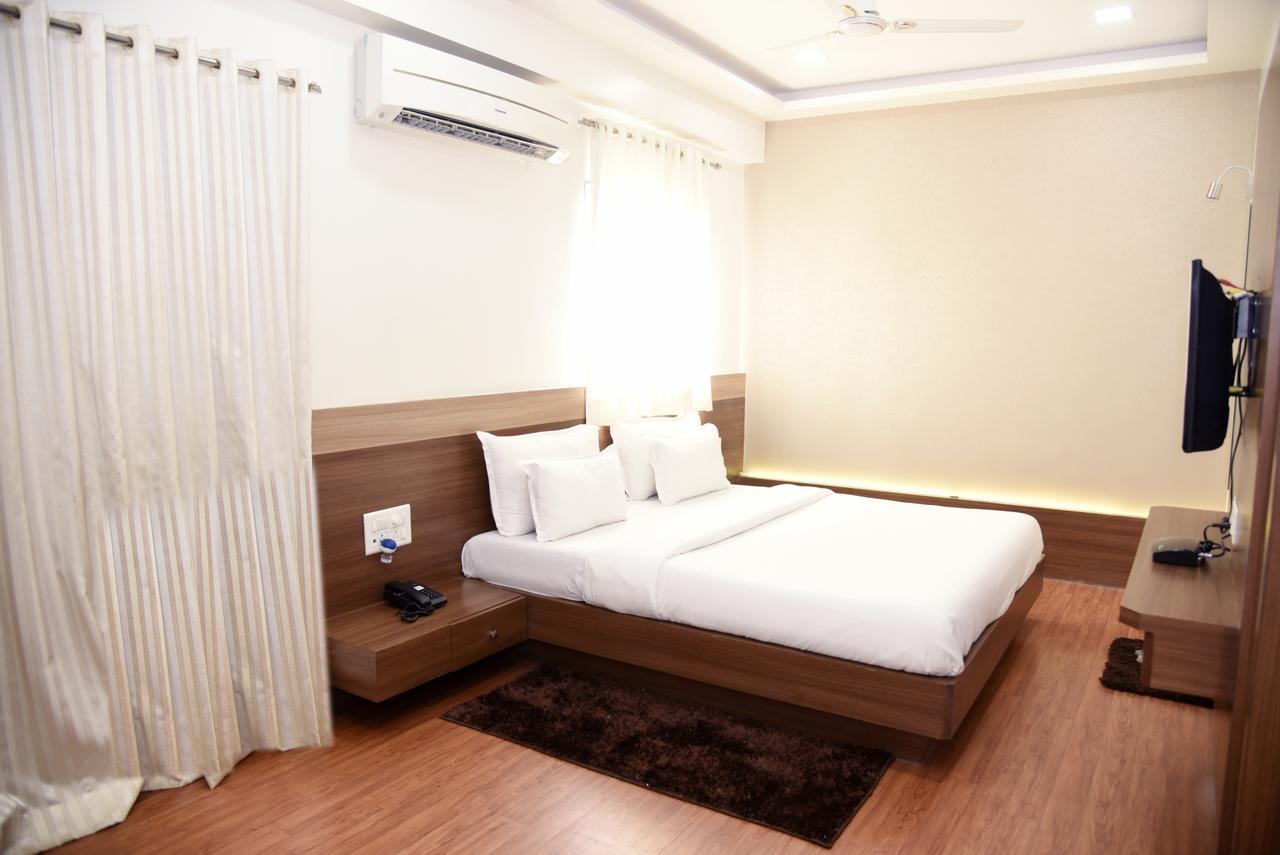 Oyo 10672 Hotel Riviera นาสิก ภายนอก รูปภาพ