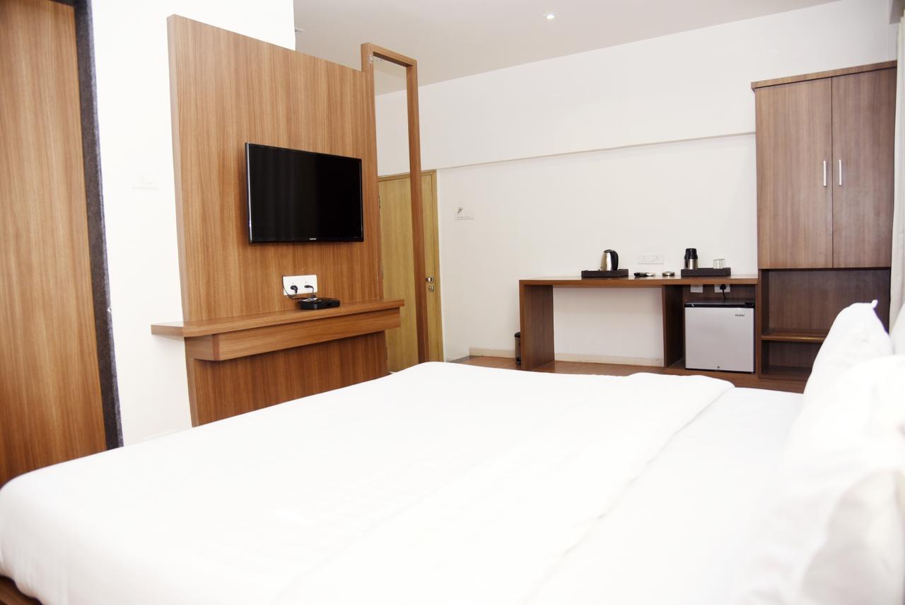 Oyo 10672 Hotel Riviera นาสิก ภายนอก รูปภาพ