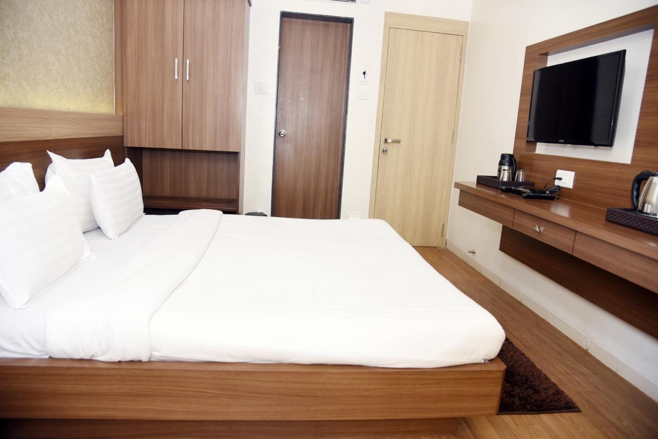 Oyo 10672 Hotel Riviera นาสิก ภายนอก รูปภาพ