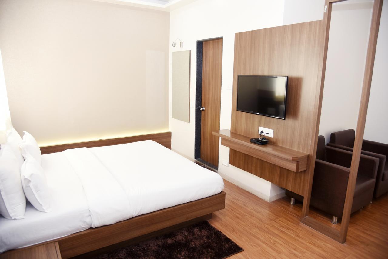 Oyo 10672 Hotel Riviera นาสิก ภายนอก รูปภาพ