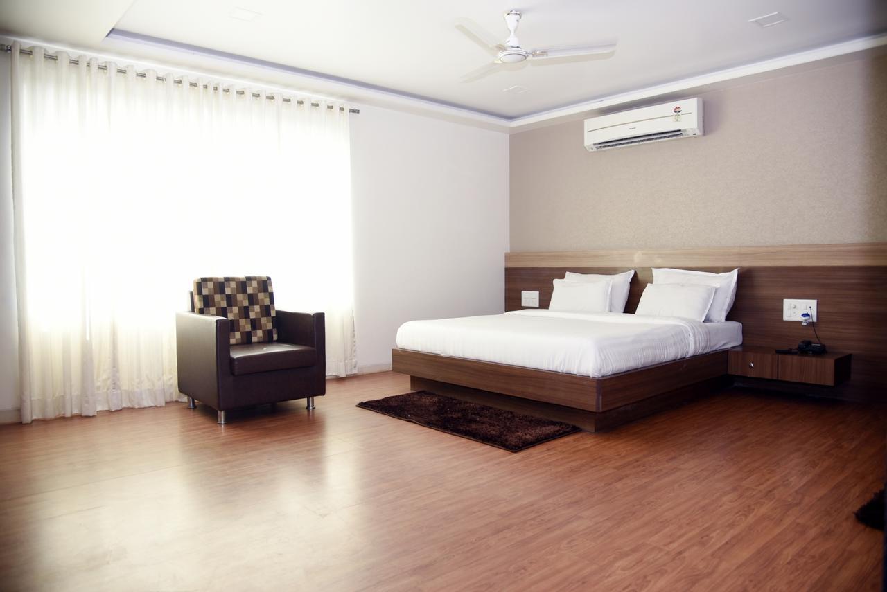 Oyo 10672 Hotel Riviera นาสิก ภายนอก รูปภาพ